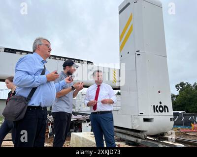 Austin, États-Unis. 23 juillet 2024. Le ministre du travail Hubertus Heil (SPD) visite un domaine résidentiel au Texas avec des bungalows construits avec une imprimante 3. Crédit : Basil Wegener/dpa/Alamy Live News Banque D'Images