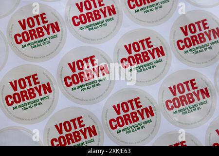 VOTEZ CORBYN, autocollants électoraux pour le candidat indépendant Jeremy Corbyn se présentant pour le siège de North Islington aux élections générales de 2024 au Royaume-Uni Banque D'Images