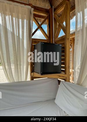 gazebo en bois de plage moderne avec toutes les conditions pour un repos confortable Banque D'Images