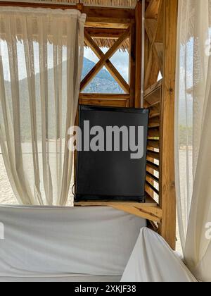 gazebo en bois de plage moderne avec toutes les conditions pour un repos confortable Banque D'Images