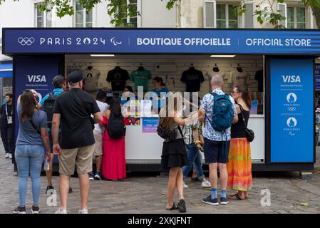 Paris, France, 07.22.2024. Des gens faisant la queue pour acheter des articles pour les Jeux Olympiques dans une boutique éphémère à Abbesses, Paris. Banque D'Images