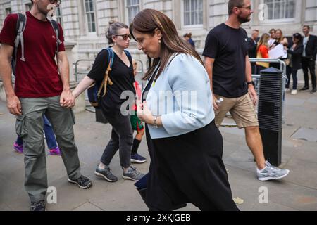 Londres, 23 juillet 2024. Tzipi Hotovely ambassadeur israélien au Royaume-Uni est vu devant le Cabinet Office à Westminster ce soir. Plusieurs activistes portant des pancartes « Bring Them Home » exigeant la libération des otages israéliens pris par le Hamas sont également vus en train de l'attendre à l'extérieur. Crédit : Imageplotter/Alamy Live News Banque D'Images