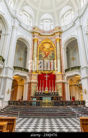 Dresde, Allemagne - 28 mai 2024 : autel principal à l'intérieur de la cathédrale de la Sainte Trinité, appelé en allemand Katholische Hofkirche, la cathédrale catholique de Banque D'Images