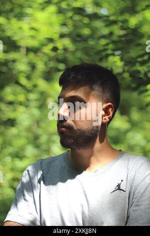 Une image vibrante représentant un jeune homme tatoué en vêtements de sport, profitant d'une journée ensoleillée dans la ville de Zurich. Parfait pour les thèmes liés à la Li urbaine Banque D'Images