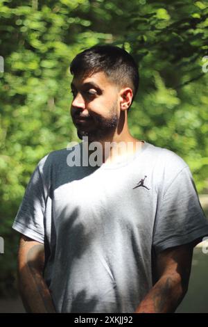 Une image vibrante représentant un jeune homme tatoué en vêtements de sport, profitant d'une journée ensoleillée dans la ville de Zurich. Parfait pour les thèmes liés à la Li urbaine Banque D'Images