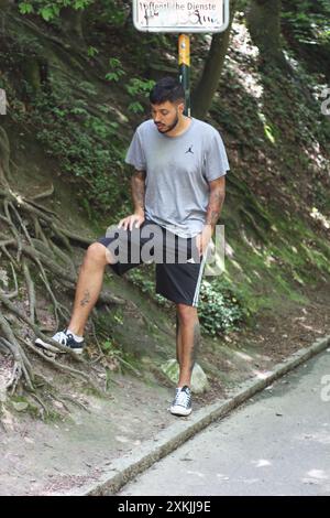 Une image vibrante représentant un jeune homme tatoué en vêtements de sport, profitant d'une journée ensoleillée dans la ville de Zurich. Parfait pour les thèmes liés à la Li urbaine Banque D'Images