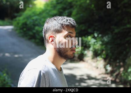 Une image vibrante représentant un jeune homme tatoué en vêtements de sport, profitant d'une journée ensoleillée dans la ville de Zurich. Parfait pour les thèmes liés à la Li urbaine Banque D'Images