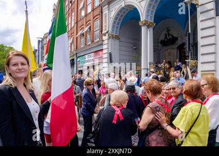 21 juillet 2024, Londres, Royaume-Uni. Prog Église italienne de Pierre, Clerkenwell. Les membres de la communauté italienne se rassemblent pour assister à la procession annuelle en l'honneur de notre-Dame du Mont Carmel. Photo : les membres de la congrégation se rassemblent avant le début de la procession. Banque D'Images