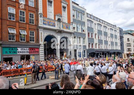 21 juillet 2024, Londres, Royaume-Uni. Prog Église italienne de Pierre, Clerkenwell. Les membres de la communauté italienne se rassemblent pour assister à la procession annuelle en l'honneur de notre-Dame du Mont Carmel. Sur la photo : la foule se réunit à l'extérieur de l'église de Pierre pour assister à la procession. Banque D'Images