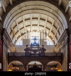 Voûte de l'intérieur de l'ancienne église du Collège des Jésuites au XVIIe siècle. Aujourd'hui Nouvelle Cathédrale (se Nova) de la ville de Coimbra, Portugal. Banque D'Images