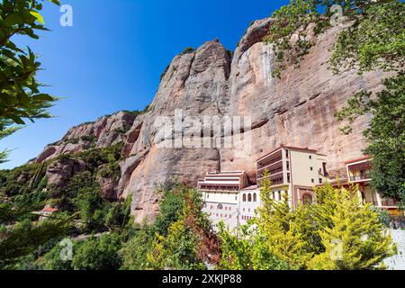 Vue du monastère de Mega Spilaio à Kalavryta, Grèce. Le monastère est situé dans une grande grotte sur une falaise abrupte. Anciennement connu sous le nom de Monastère Banque D'Images