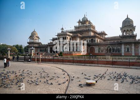 Jaipur, Rajasthan, Inde 15 février 2024. Alberta Hall Museum conçu au XIXe siècle par Samuel Swinton Jacob dans un style d'architecture indo-saracénique Banque D'Images