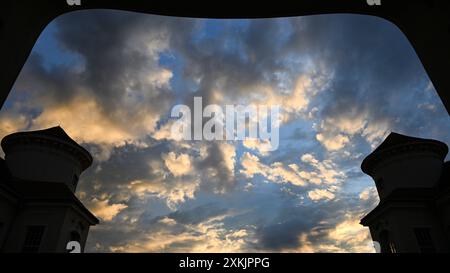 Rheinsberg, Allemagne. 23 juillet 2024. Dans la soirée, les nuages dans le ciel au-dessus du château de Rheinsberg sont illuminés par le soleil couchant. Crédit : Jens Kalaene/dpa/Alamy Live News Banque D'Images