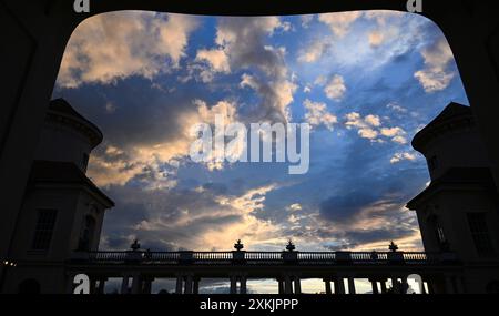 Rheinsberg, Allemagne. 23 juillet 2024. Dans la soirée, les nuages dans le ciel au-dessus du château de Rheinsberg sont illuminés par le soleil couchant. Crédit : Jens Kalaene/dpa/Alamy Live News Banque D'Images