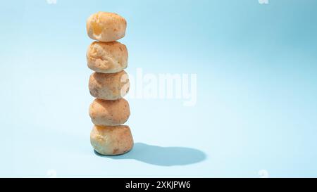 pain au fromage - pao de queijo empilés les uns sur les autres comme une tour Banque D'Images