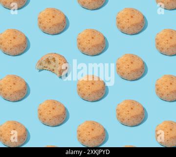 Modèle de nourriture avec des brioches au fromage brésilien sur le fond bleu Banque D'Images