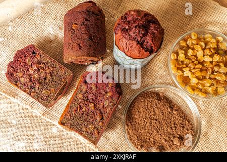 Muffins aux myrtilles, raisins secs et cacao sur toile avec épis de blé. Photo de haute qualité Banque D'Images