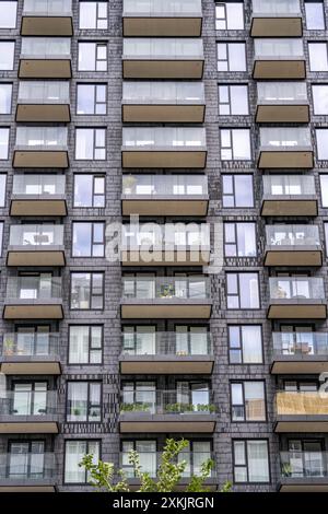 Façades avec balcons d'immeubles résidentiels de grande hauteur, au Turfmarkt, dans le centre-ville près de la gare centrale, Skyline, dans le centre-ville Banque D'Images