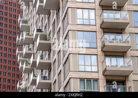 Façades avec balcons d'immeubles résidentiels de grande hauteur, au Turfmarkt, dans le centre-ville près de la gare centrale, Skyline, dans le centre-ville Banque D'Images