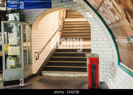 Sortez du métro en sortant des escaliers et de l'escalier roulant depuis la plate-forme de la station de métro porte de Clignancourt. Paris, France. Station de métro Paris Clignancourt Ile de France Copyright : xGuidoxKoppesxPhotox Banque D'Images