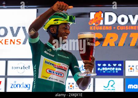 Roeselare, Belgique. 23 juillet 2024. L'érythréen Biniam Girmay Hailu d'Intermarché-Wanty célèbre sur le podium de l'épreuve cycliste 'Natourcritium Roeselare', mardi 23 juillet 2024 à Roeselare. Les « critériums » traditionnels sont des vitrines locales pour lesquelles sont invités principalement les cyclistes qui ont parcouru le Tour de France. BELGA PHOTO KURT DESPLENTER crédit : Belga News Agency/Alamy Live News Banque D'Images