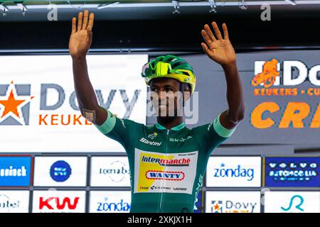 Roeselare, Belgique. 23 juillet 2024. L'érythréen Biniam Girmay Hailu d'Intermarché-Wanty célèbre sur le podium de l'épreuve cycliste 'Natourcritium Roeselare', mardi 23 juillet 2024 à Roeselare. Les « critériums » traditionnels sont des vitrines locales pour lesquelles sont invités principalement les cyclistes qui ont parcouru le Tour de France. BELGA PHOTO KURT DESPLENTER crédit : Belga News Agency/Alamy Live News Banque D'Images