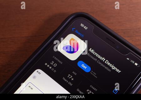 Application Microsoft Designer vue dans l'App Store. Microsoft Designer est un outil de conception graphique de Microsoft pour la création de présentations et de contenu visuel Banque D'Images