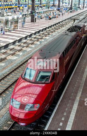 Eurostar vers Paris, France Eurostar train à grande vitesse vers Paris, France entrée de la gare centrale de Rotterdam pour prendre en charge de nouveaux passagers et voyageurs. Rotterdam, pays-Bas. Rotterdam Centraal Station Zuid-Holland Nederland Copyright : xGuidoxKoppesxPhotox Banque D'Images