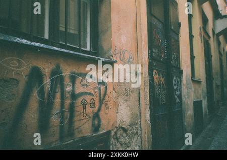 Graffiti sur le petit mur de rue de Prague Banque D'Images