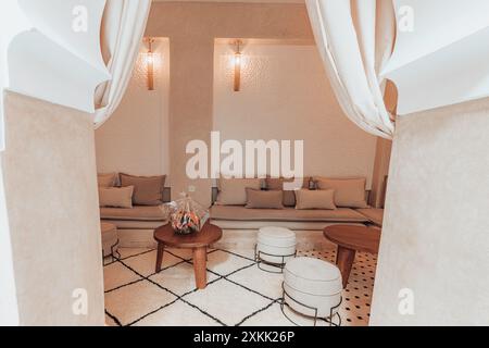 Un beau riad marocain traditionnel à marrakech avec belle terrasse et piscine et incroyable petit déjeuner et les chambres sont suer confortables Banque D'Images