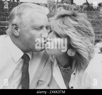 DES TEMPS PLUS HEUREUX. MIKE FRIEND, DIRECTEUR GÉNÉRAL DE GOSPORT, ET SA FEMME, ELAINE FRIEND, ONT CONDUIT SA VOITURE DANS L'ENTRÉE DE LA MAIRIE DE GOSPORT APRÈS AVOIR DÉCOUVERT QUE SON MARI AVAIT UNE LIAISON. 1992 PIC MIKE WALKER 1992 Banque D'Images