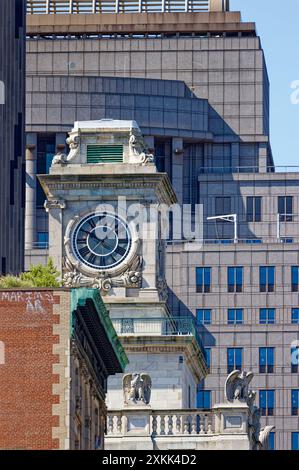 NYC Chinatown : New York Life Insurance Building, alias Clock Tower Building, un monument au coin sud-ouest de Chinatown. Banque D'Images