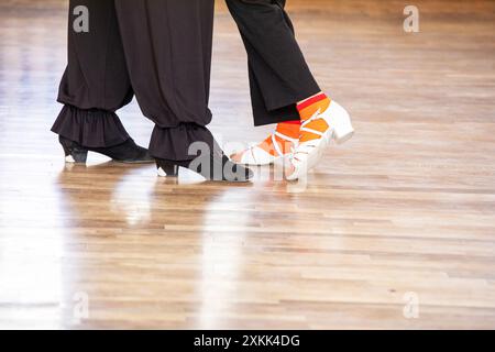 fille dansant avec le programme de danse professeur standard dans la danse de salle de bal Banque D'Images