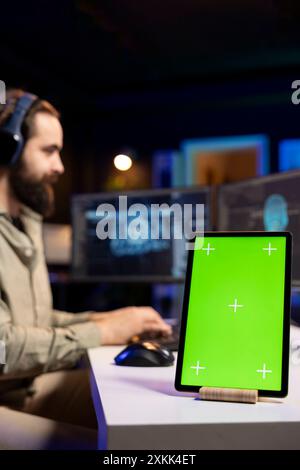 Focus sur la tablette chroma Key avec IA sensible dans un fond flou gagnant la forme humanoïde. Périphérique d'écran isolé à côté de l'intelligence artificielle consciente sur PC discutant avec l'ingénieur, gros plan Banque D'Images