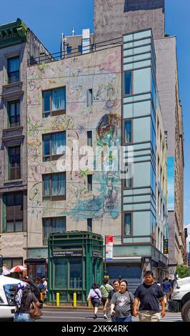 NYC Chinatown : 251 canal Street, à la périphérie de Chinatown, est un petit hôtel avec des peintures murales peintes sur ses façades canal Street et Lafayette Street. Banque D'Images