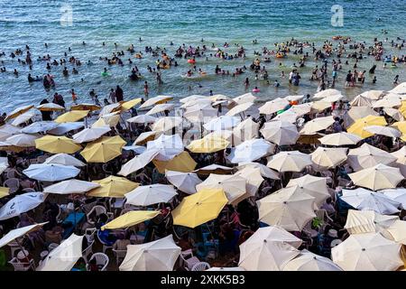 Alexandrie, Égypte. 23 juillet 2024. Les gens se rafraîchissent sur une plage de la mer Méditerranée pendant une canicule à Alexandrie, en Égypte, le 23 juillet 2024. Crédit : Ahmed Gomaa/Xinhua/Alamy Live News Banque D'Images