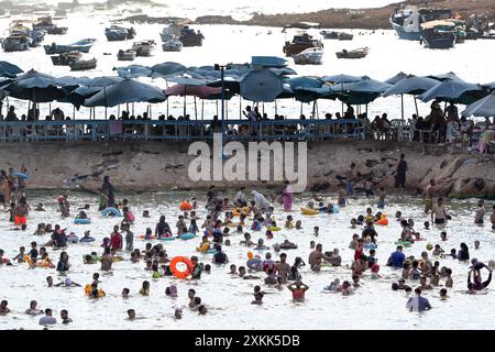 Alexandrie, Égypte. 23 juillet 2024. Les gens se rafraîchissent sur une plage de la mer Méditerranée pendant une canicule à Alexandrie, en Égypte, le 23 juillet 2024. Crédit : Ahmed Gomaa/Xinhua/Alamy Live News Banque D'Images