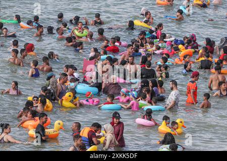 Alexandrie, Égypte. 23 juillet 2024. Les gens se rafraîchissent sur une plage de la mer Méditerranée pendant une canicule à Alexandrie, en Égypte, le 23 juillet 2024. Crédit : Ahmed Gomaa/Xinhua/Alamy Live News Banque D'Images