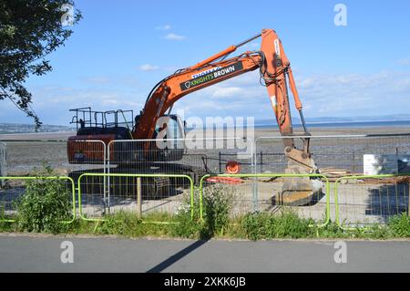 Une excavatrice près du front de mer à Oystermouth, dans le cadre du projet de protection côtière de Mumbles. Mumbles, Swansea, pays de Galles, Royaume-Uni. 12 juin 2024. Banque D'Images