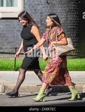 Londres, 23 juillet 2024. Lisa Nandy, secrétaire d'État à la culture, aux médias et au Sport, députée Wigan, monte dans la rue avec une collègue. Les ministres du Cabinet, ainsi que de nombreux invités, sont arrivés au 10 Downing Street en début de soirée pour ce qui est considéré comme un événement commercial et culturel. Crédit : Imageplotter/Alamy Live News Banque D'Images