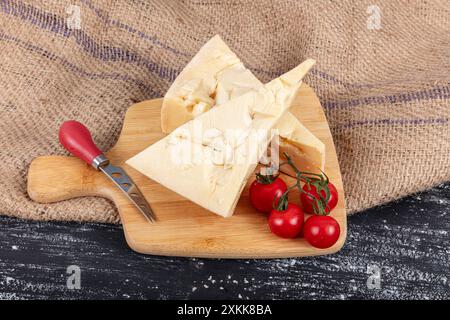 Graveur traditionnel turc. Fromage gruyère en paquet de fromage Kars Old Kashar. Banque D'Images