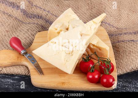 Graveur traditionnel turc. Fromage gruyère en paquet de fromage Kars Old Kashar. Banque D'Images