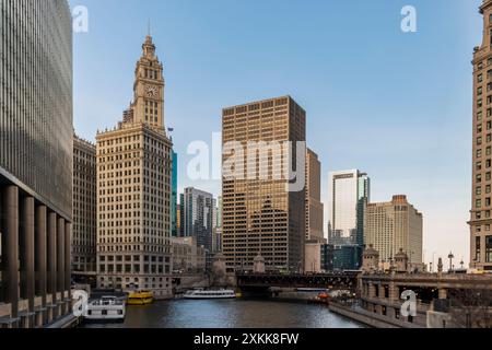 Chicago, il, États-Unis - mars 2019 : sérénité urbaine : DuSable Bridge traversant la rivière Chicago Banque D'Images