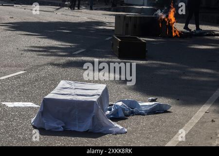 Dhaka, Bangladesh. 17 juillet 2024. Les élèves ont mis le feu au bois pendant la démonstration. Les étudiants bangladais pleurent pour leurs camarades de classe qui ont été tués lors de manifestations contre les règles d'embauche dans la fonction publique. Le gouvernement a par la suite ordonné la fermeture indéfinie des écoles dans tout le pays pour rétablir l'ordre. Selon des rapports de police, des manifestants opposés aux quotas pour les emplois gouvernementaux se sont affrontés avec des contre-manifestants fidèles au parti au pouvoir. (Photo de Sazzad Hossain/SOPA images/SIPA USA) crédit : SIPA USA/Alamy Live News Banque D'Images