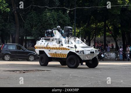 Dhaka, Bangladesh. 17 juillet 2024. La police prend position dans la zone de l'Université de Dhaka, pendant la manifestation. Les étudiants bangladais pleurent pour leurs camarades de classe qui ont été tués lors de manifestations contre les règles d'embauche dans la fonction publique. Le gouvernement a par la suite ordonné la fermeture indéfinie des écoles dans tout le pays pour rétablir l'ordre. Selon des rapports de police, des manifestants opposés aux quotas pour les emplois gouvernementaux se sont affrontés avec des contre-manifestants fidèles au parti au pouvoir. (Crédit image : © Sazzad Hossain/SOPA images via ZUMA Press Wire) USAGE ÉDITORIAL SEULEMENT! Non destiné à UN USAGE commercial ! Banque D'Images