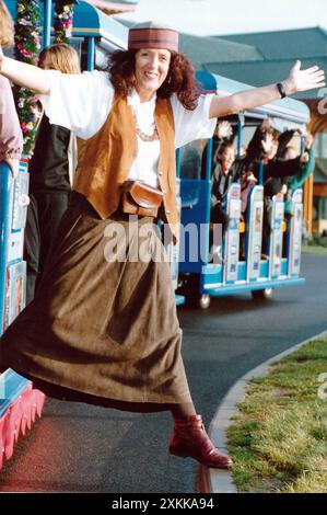 ANITA RODDICK, FONDATRICE DE BODYSHOP LORS DE L'OUVERTURE DU VILLAGE GLOBAL À LITTLEHAMPTON, 1992 PIC MIKE WALKER 1992 Banque D'Images