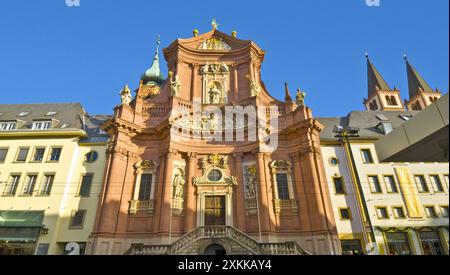 Église de Neumunster - 11ème siècle Basilique romane - façade baroque ajoutée 1716 - Wurzburg, Bavière, Allemagne Banque D'Images