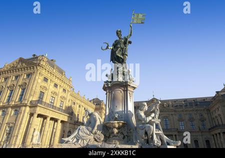 Fontaine Franconie, construit en 1894 en face de la Residenz, construit en 1744, l'un des palais les plus importants d'Europe de style baroque sud-allemand à Wurzbourg Banque D'Images