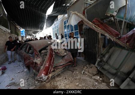 Tulkarm. 23 juillet 2024. Les gens inspectent les dégâts suite à un raid israélien dans la ville de Tulkarem en Cisjordanie, le 23 juillet 2024. L'armée et la police israéliennes ont tué mardi sept Palestiniens dans deux affrontements en Cisjordanie, ont indiqué des sources palestiniennes. Crédit : Ayman Nobani/Xinhua/Alamy Live News Banque D'Images