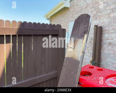 Réparation d'un poteau de clôture à l'aide d'outils et de finisseurs de briques Banque D'Images
